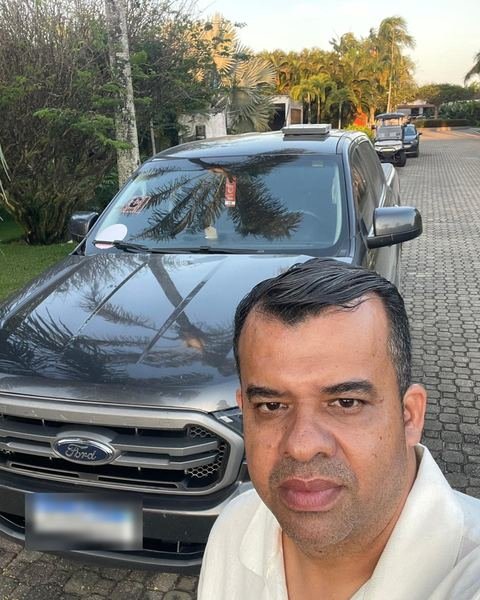 Felipe em frente à Ford Ranger